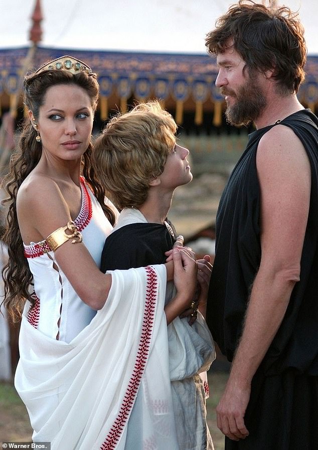 Angelina Jolie và Val Kilmer từng đóng chung trong phim Alexander, năm 2004.