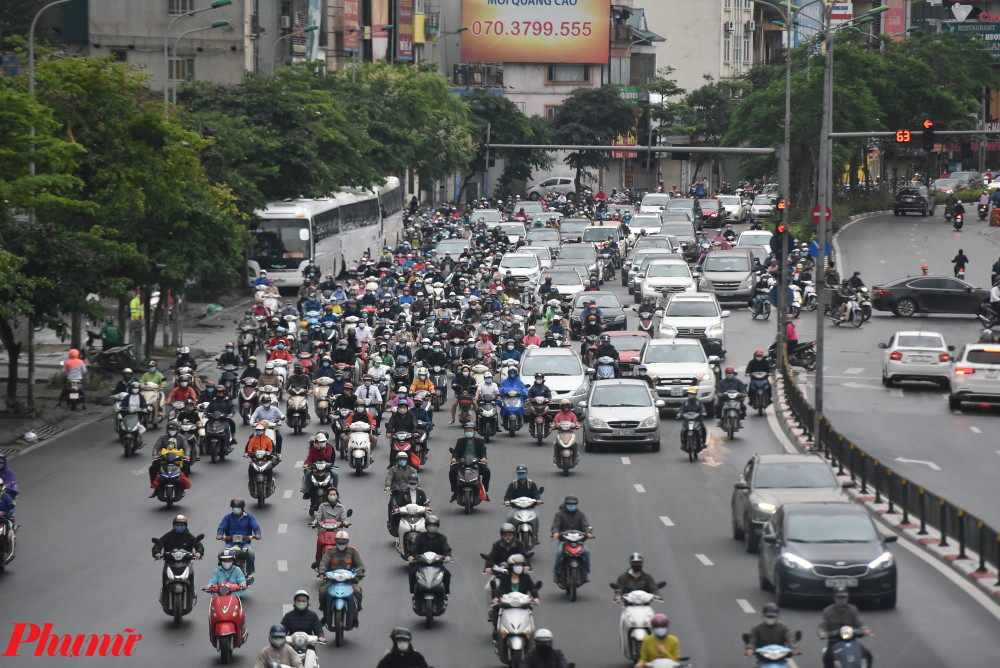 Tại cuộc họp Ban chỉ đạo phòng, chống COVID-19 TP. Hà Nội, Chủ tịch Nguyễn Đức Chung đã quyết định nới lỏng các hoạt động kinh tế từ 0g ngày 23/4/2020. Tuy nhiên vẫn cấm nhiều loại hình giải trí như quán bar, karaoke, trò chơi điện tử, tập trung đông người... Từ mai cho đến 30/4, TP cho phép Tổng công ty vận tải và các đơn vị làm dịch vụ vận chuyển taxi, grap, xe khách... được hoạt động lại với từ 20-30% công suất. Các lái xe, nhà xe phải yêu cầu hành khách đeo khẩu trang, khử khuẩn, rửa tay trước và sau khi lên ô tô, giữ khoảng cách đảm bảo điều kiện phòng, chống dịch.