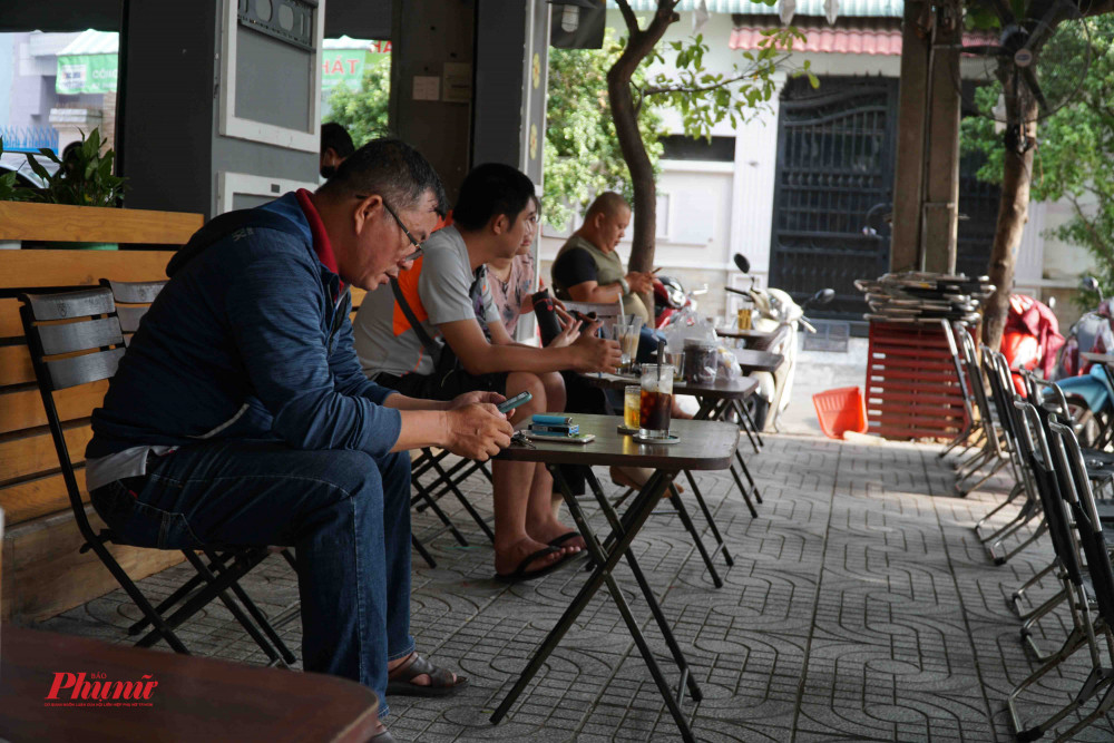 Dần về trưa, các quán cà phê dần đông hơn, khách đến ngồi nhiều và không phải đeo khẩu trang