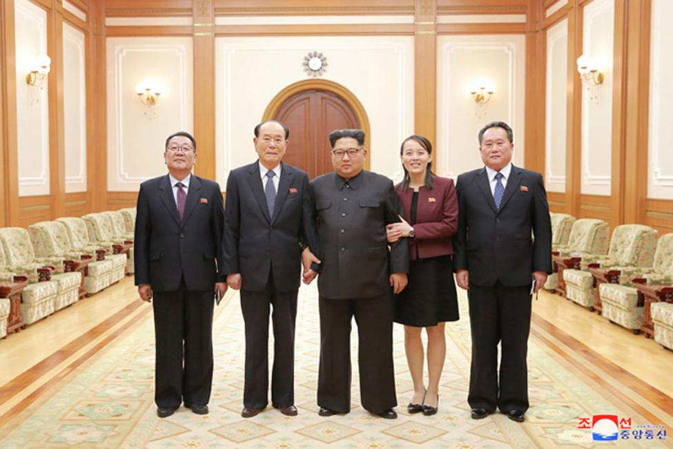 Kim Yo-jong, thứ hai từ phải sang, có thể nắm quyền lãnh đạo Triều Tiên nếu anh trai bà, ông Kim Jong-un, “bị mất khả năng” - Ảnh: KCNA