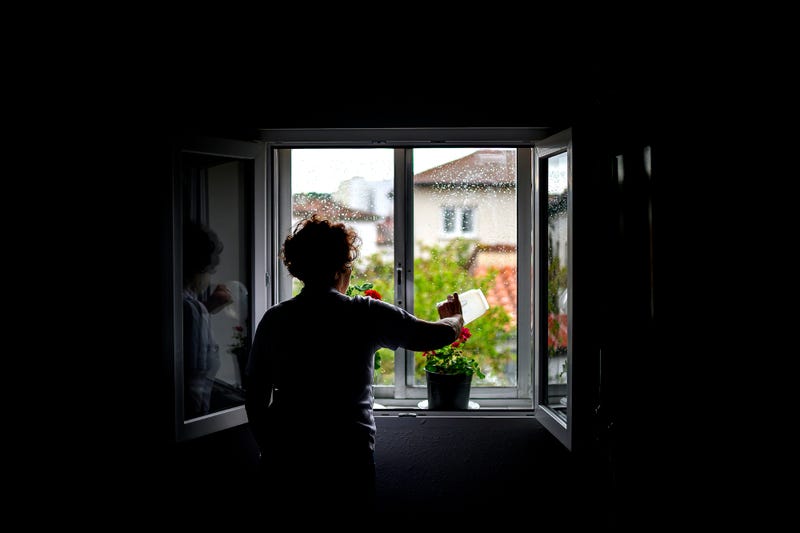 Ở Burgos, Tây Ban Nha, một người phụ nữ được nhìn thấy tưới cây từ bên trong nhà của mình trong thời gian khóa quốc gia của đất nước, bắt đầu vào giữa tháng ba