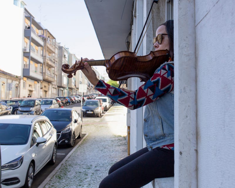 Nhiều nhạc sĩ đã đưa đến cửa sổ của họ để biểu diễn. Một nghệ sĩ violin ở Lisbon, Bồ Đào Nha, đã chơi nhạc từ cửa sổ của cô để cổ vũ những người hàng xóm đang bị giam hãm trong nhà.