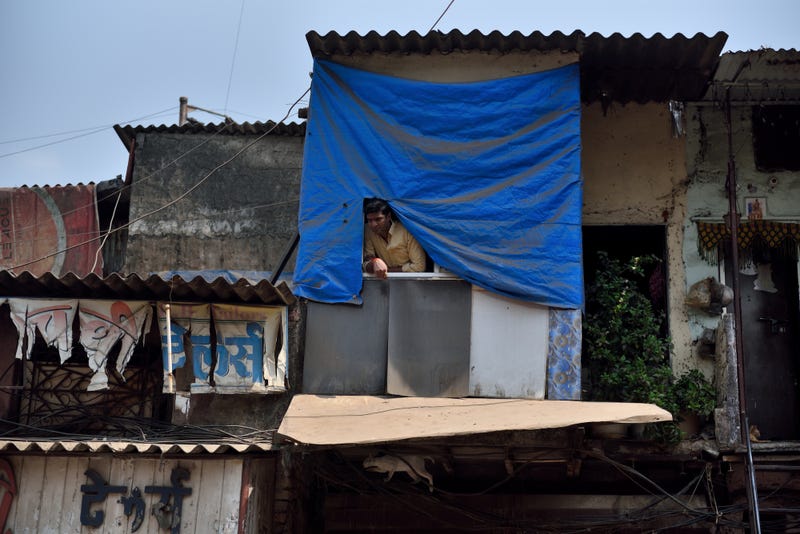 Một người đàn ông ngắm nhìn đường phố Mumbai từ cửa sổ ngôi nhà của mình sau khi Ấn Độ đặt lệnh phong tỏa vào cuối tháng 3.