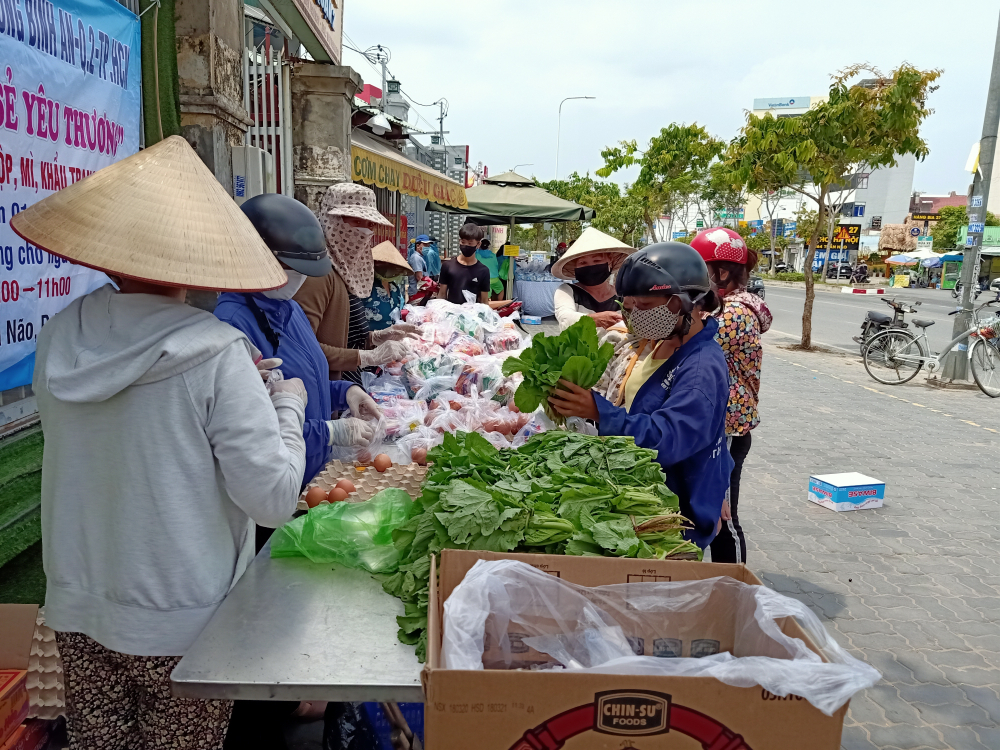 Bên cạnh các loại rau nhà trồng, hội viên phụ nữ phường Bình An còn hùn tiền mua các loại thực phẩm khô ủng hộ gian hàng nhằm chia sẻ khó khăn với người lao động. 
