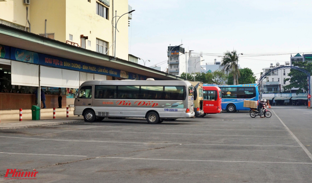 Một vài chiếc xe khách chạy tuyến Bình Dương, Bình Phước, Lâm Đồng, Đồng Nai cũng vắng vẻ không có bóng dáng một hành khách. 