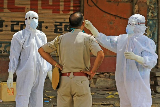Nhân viên y tế Ấn Độ lấy mẫu xé nghiệm từ một cảnh sát ở Jaipur, bang Rajasthan.