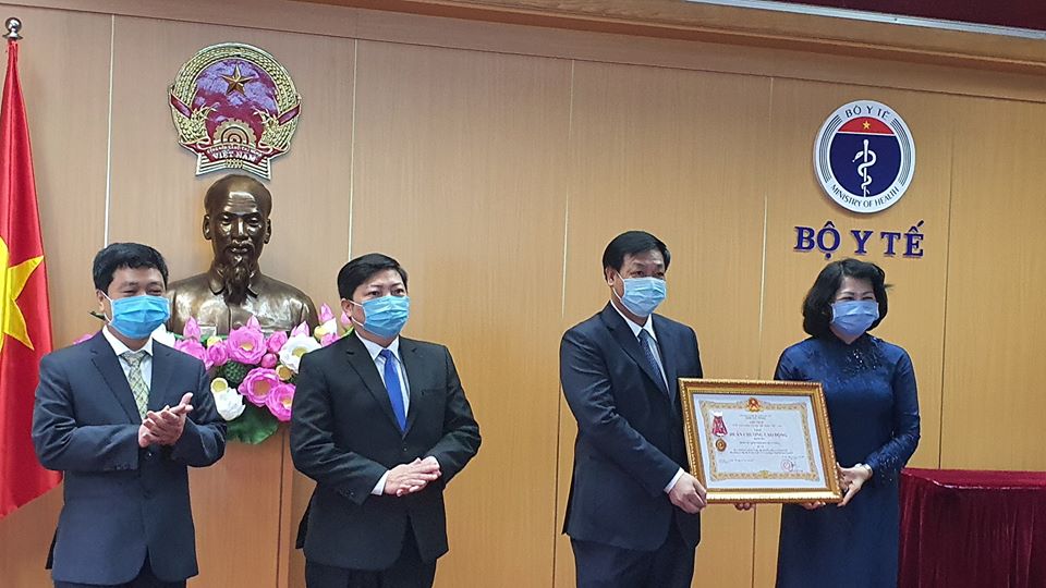 Phó chủ tịch nước trao Huân chương Lao động hạng Ba cho Bệnh viện Bệnh nhiệt đới Trung ương 