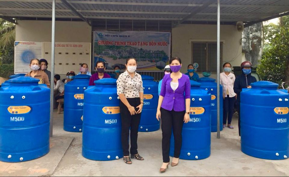 Do tình hình dịch bệnh, Hội LHPN quận 6 đã ủy thác việc tổ chức trao tặng các bồn nước đến người dân thông qua Hội LHPN và chính quyền xã Thanh tân. 