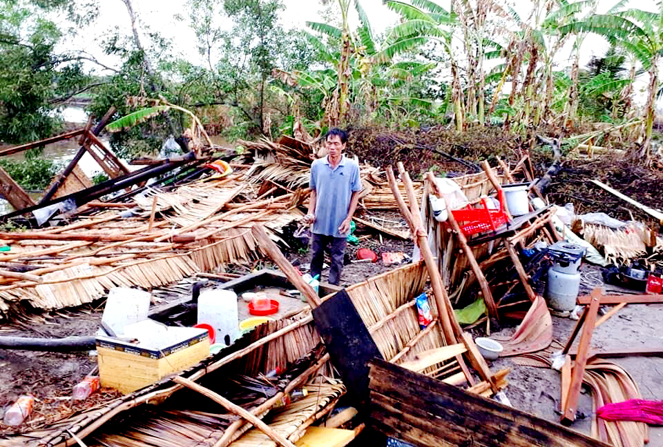 Một căn nhà mái lá của một hộ gia đình khó khăn bị lốc xoáy làm sập hoàn toàn