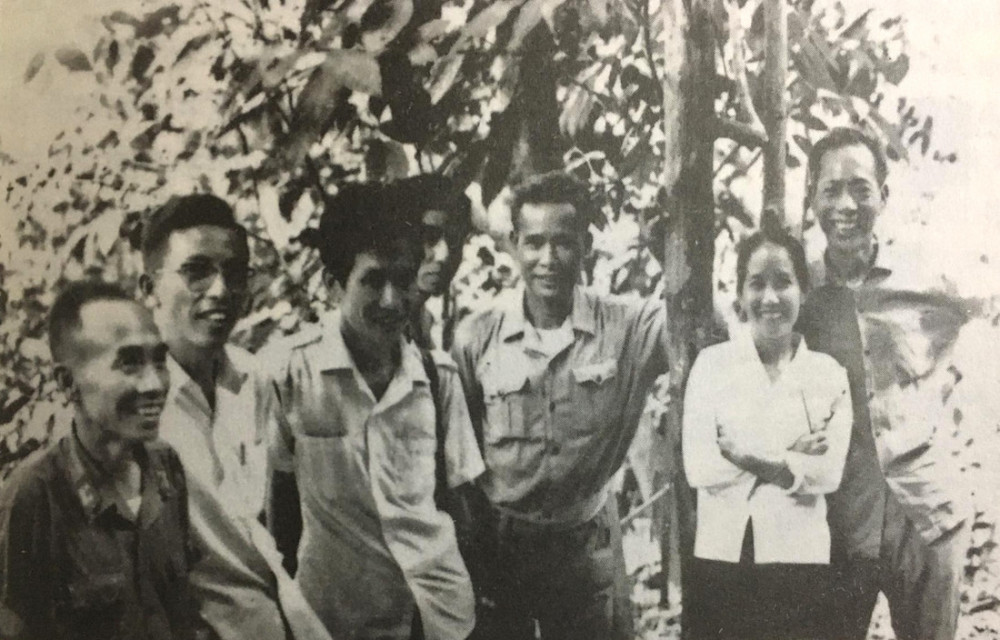 Vợ chồng tướng Cao Văn Khánh (bìa phải) cùng đồng đội và người thân chụp năm 1975 tại Đà Nẵng