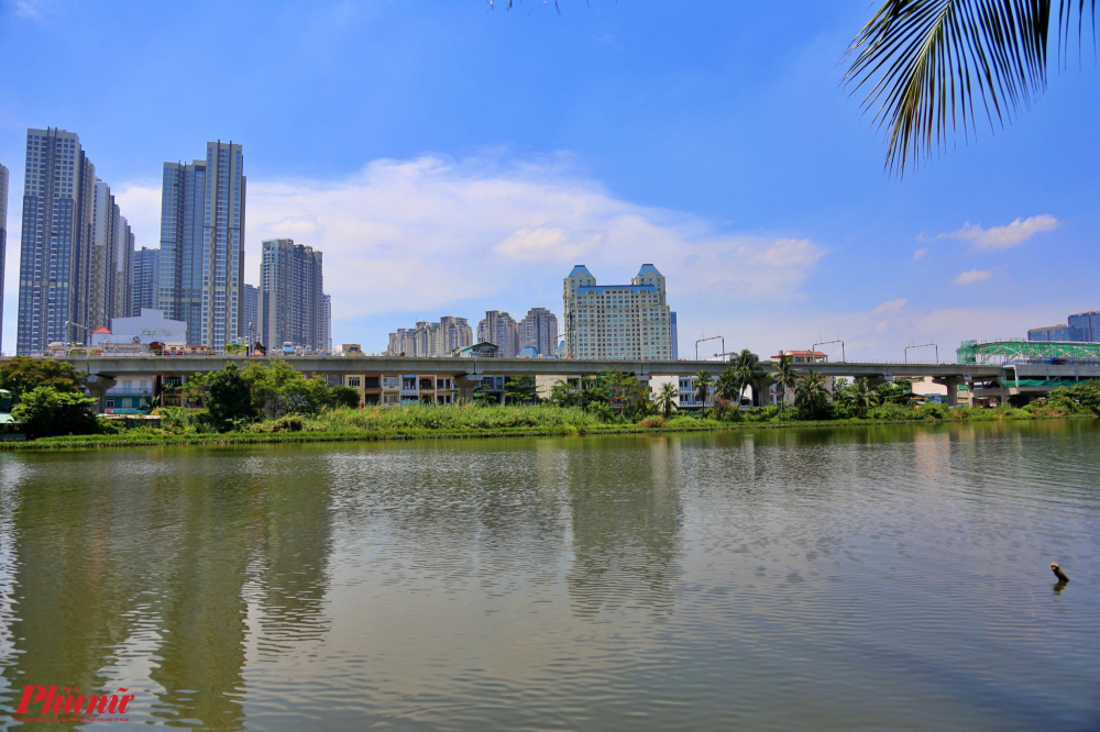 Tuyến Metro số 1 bắt ngang qua khu đô thị Vinhomes Golden River (quận Bình Thạnh) hướng nhìn từ khu du lịch Văn Thánh