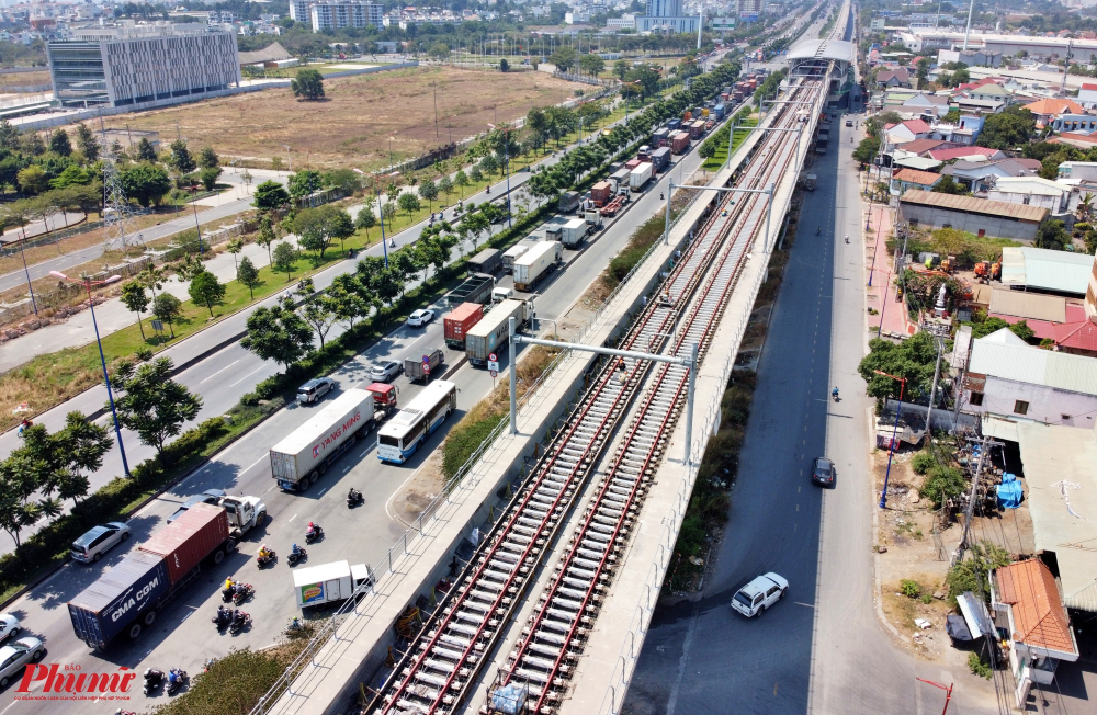 Dự án tuyến Metro số 1 Bến Thành - Suối Tiên dài 19,7 km, đi qua các quận 1, 2, 9, Bình Thạnh, Thủ Đức (TP.HCM) và thị xã Dĩ An (Bình Dương), trong đó 2,6 km đi ngầm (có 3 nhà ga) và hơn 17 km trên cao (11 nhà ga). Trong ảnh, đoạn Metro số 1 chạy dọc trên tuyến xa lộ Hà Nội