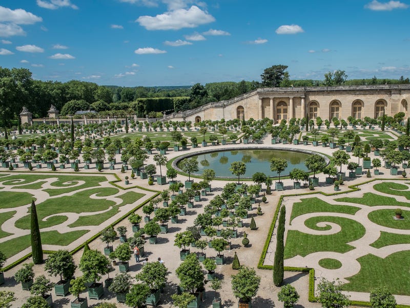 Là khu vườn được xây dựng vào những năm 1660 bởi André Le Nôtre - ông cũng là làm vườn cho nhà các vua. Vườn Versailles rộng 1.976 mẫu Anh và có hơn 200.000 cây hoa.