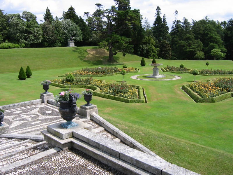 Nằm ở phía nam Dublin ở County Wicklow, Ireland, Vườn Powerscourt rộng 47 mẫu được chia thành các khu vực riêng biệt, có khu vườn theo kiến trúc Ý và Nhật Bản.