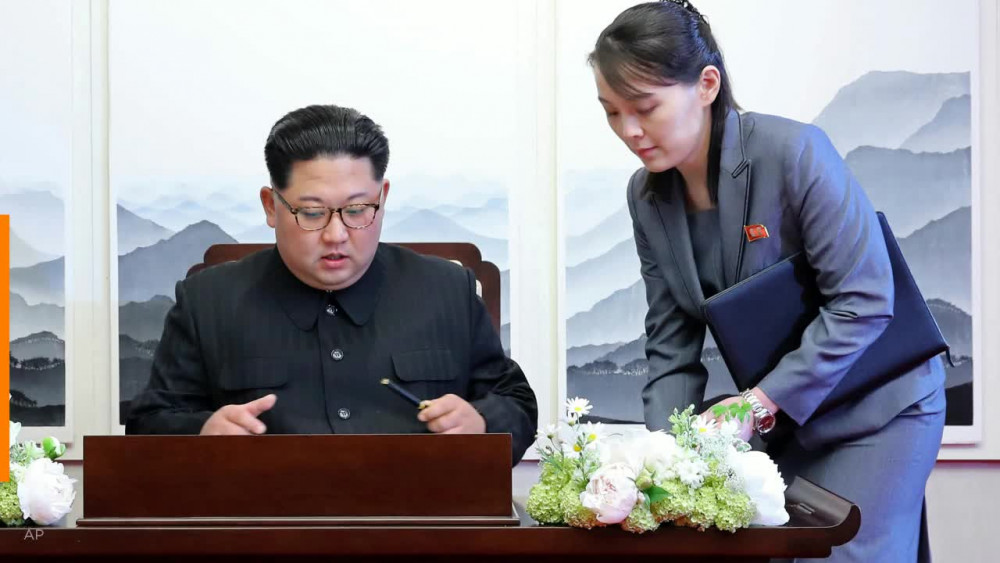 Nhiều tin đồn cho rằng ông Kim Jong-un rơi vào nguy kịch sau ca phẫu thuật tim và em gái của ông - Kim Yo-jong - có thể sẽ là người thay thế vị trí lãnh đạo.