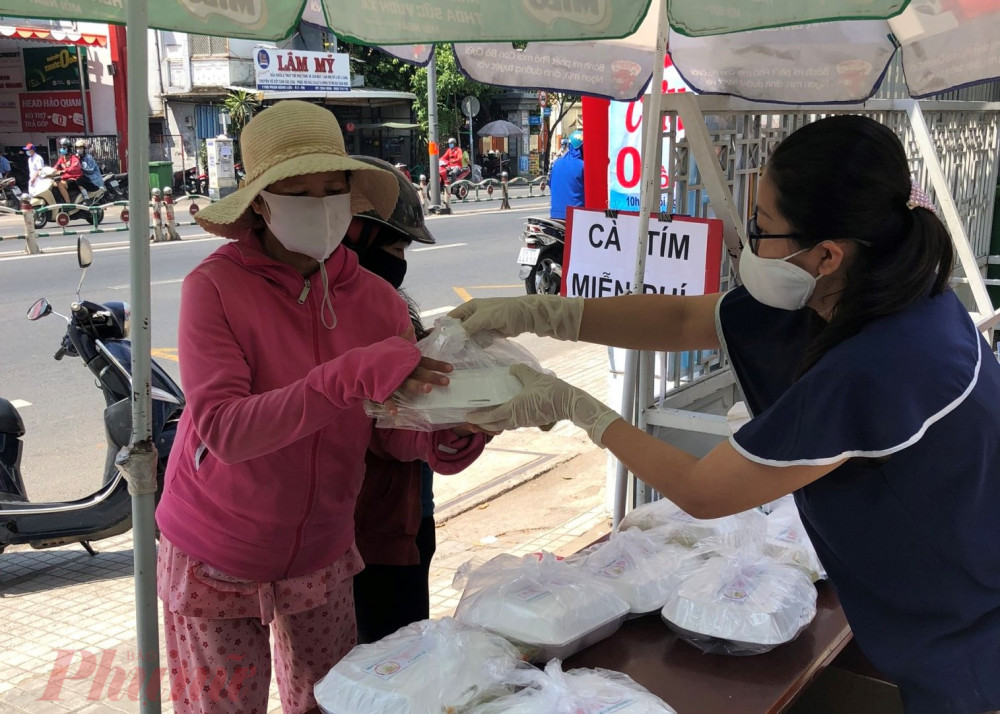 Hội LHPN phường 5, quận Phú Nhuận kết hợp cùng các dòng nữ tu nấu và phát cơm miễn phí cho người dân 