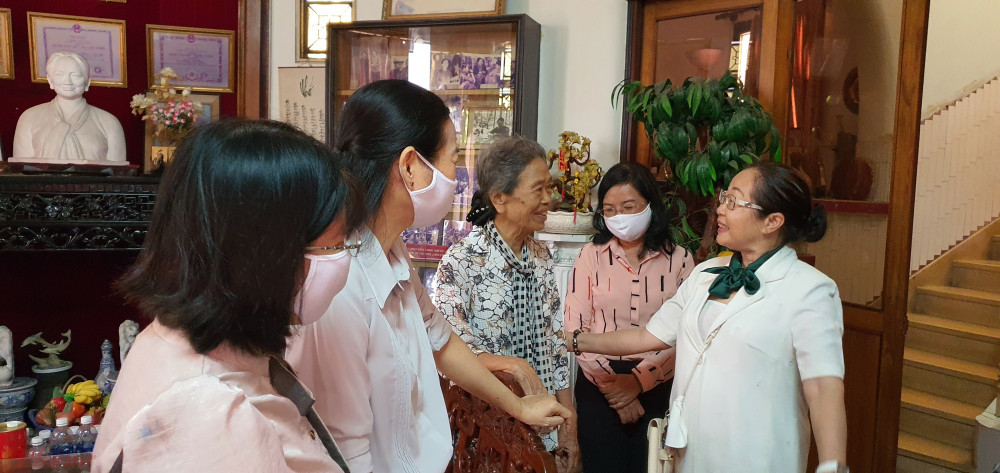 Dì Nguyễn Thị Lập Quốc cùng các chị Thường trực Hội thăm hỏi sức khỏe dì Mẫn -  cháu gái của Nữ tướng Nguyễn Thị Định  