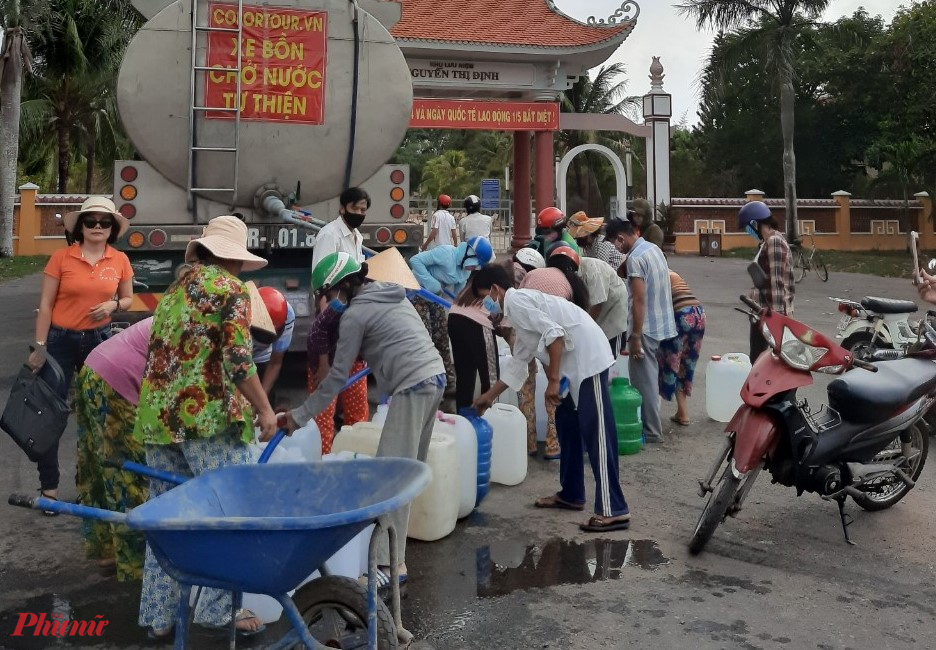 Hội LHPN quận Tân Phú  và Câu lạc bộ nữ Doanh nhân quận chở nước ngọt về cho người dân bị ảnh hưởng hạn hán xâm nhập mặn. 