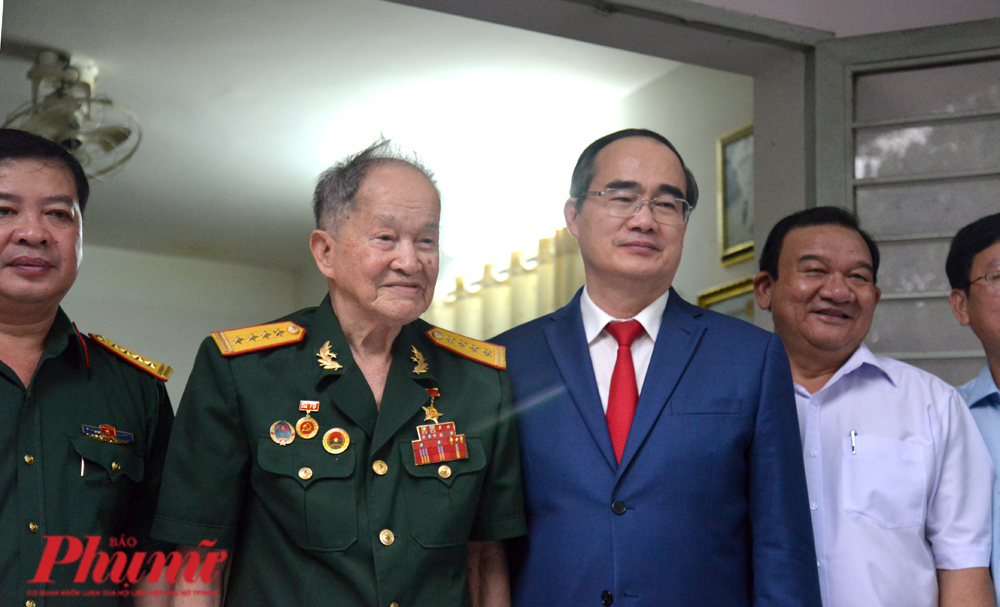 Đại tá Tư Cang, 92 tuổi và Bí thư Nguyễn Thiện Nhân chiều 28/4/2020 