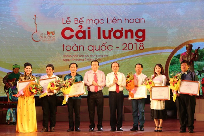 Tại Liên hoan Cải lương toàn quốc 2018, việc cào bằng huy chương khiến không ít nghệ sĩ bức xúc