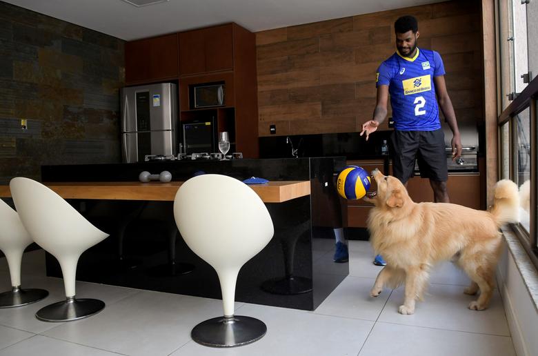 Isac Viana Santos - vận động viên đội tuyển bóng rổ quốc gia Brazil dùng bóng để chơi đùa, cũng xem như việc tập luyện tại nhà mỗi ngày. Hiện, anh đang tránh dịch tại nhà ở Belo Horizonte, Brazil.