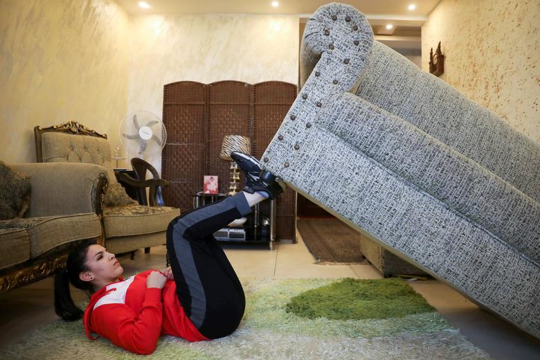 Hadeel Alami, một vận động viên Judo người Jordan tận dụng ghế sofa trở thành dụng cụ tập thể lực cho chân. 