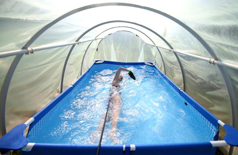Iman Avdic, vận động viên bơi lội đang luyện tập trong một bể bơi tự chế nhằm duy trì vóc dáng, thể lực chuẩn bị cho những trận thi đấu sau khi dịch bệnh đi qua. Cô hiện đang tránh dịch tại nhà ông bà ở  Doboj, Bosnia và Herzegovina.