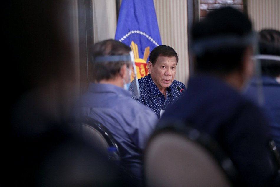 Tổng thống Duterte trong một cuộc họp. Ảnh: ABS-CBN