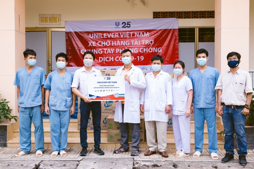 Trao sản phẩm tài trợ của Unilever đến tay các bác sĩ tại Bệnh viện Dã chiến Củ Chi, TP.HCM. Ảnh: Unilever Việt Nam