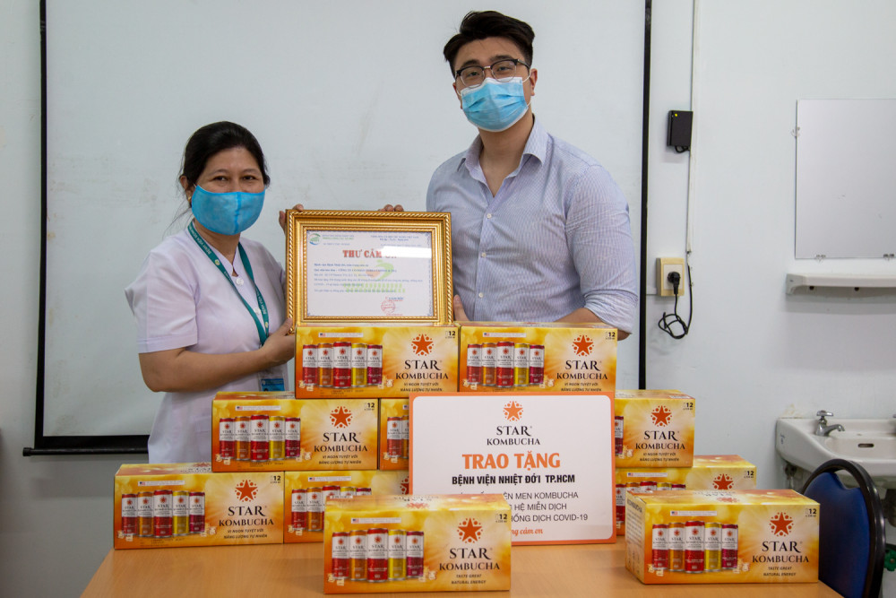 Star Kombucha tặng quà đến Bệnh viện Bệnh nhiệt đới để tiếp sức cho y bác sĩ tuyến đầu. Ảnh: Công ty Goody Việt Nam cung cấp
