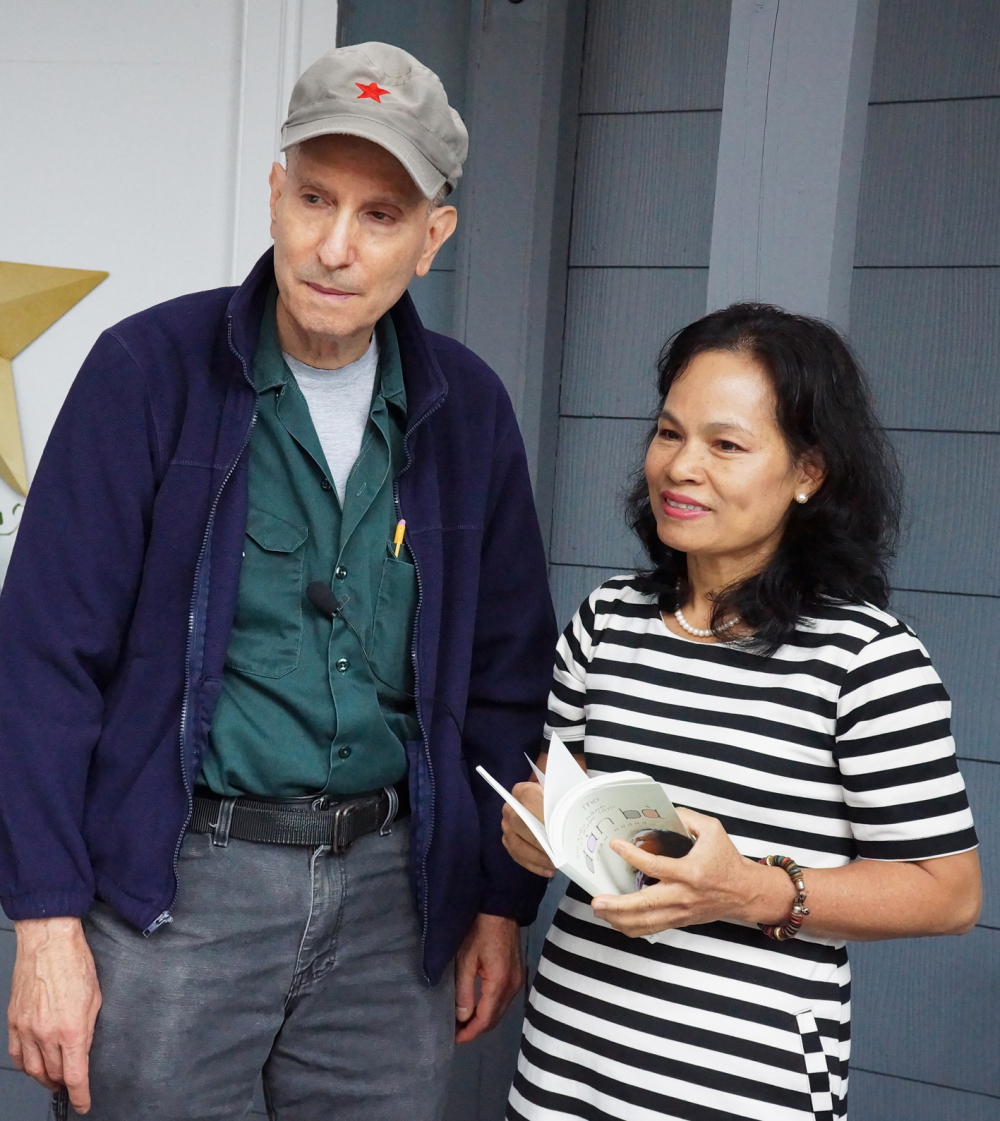 Nhà văn  Marc Levy và  nhà văn  Trầm Hương  ngày 13/8/2018,  ở Salem,  Massachusetts -  Ảnh: Nguyễn Hoàng  
