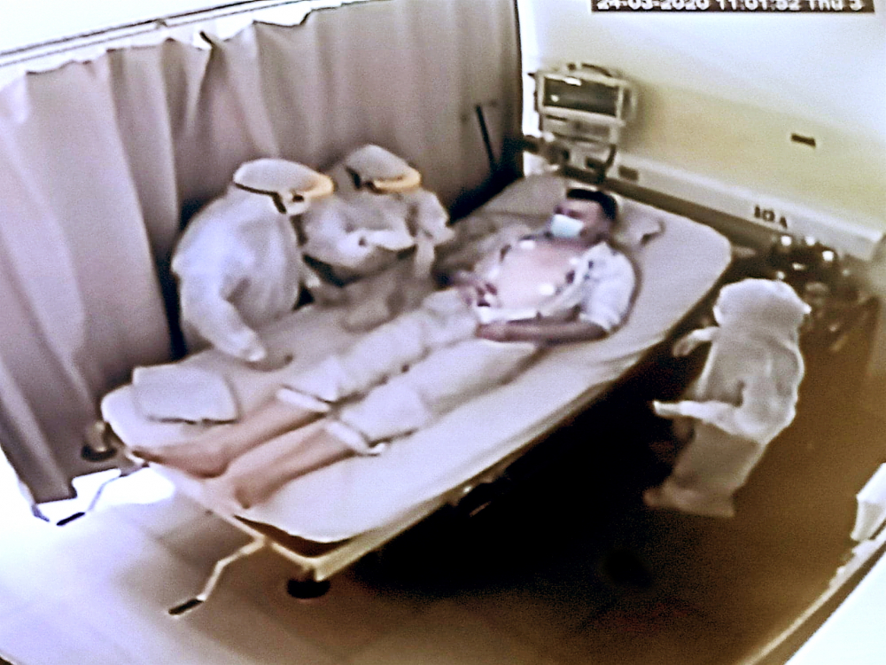 Hình ảnh bệnh nhân số 91 ngày mới nhập viện trên màn hình treo tại phòng trực Khoa Nhiễm D - Bệnh viện Bệnh nhiệt đới TP.HCM