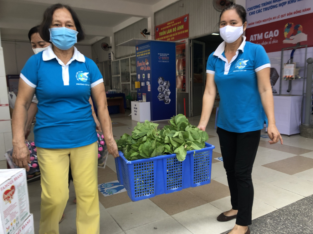 Cán bộ, hội viên phụ nữ phường Cát Lái trồng rau ủng hộ Phiên chợ 0 đồng. 