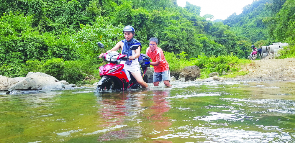 Bác sĩ Thông (người đi xe máy) trong một chuyến qua Lào tiêm chủng