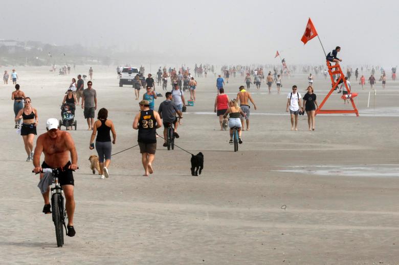 Tại một khu vực khác của bãi biển này, hàng trăm người tụ tập để tập thể dục, không mang khẩu trang cũng không chú ý việc giữ khoảng cách.