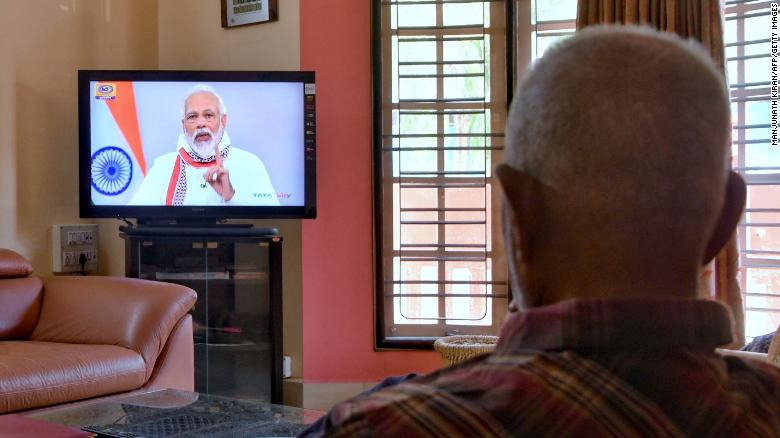 Người dân theo dõi phát biểu của Thủ tướng Narendra Modi về các biện pháp chống dịch - Ảnh: CNN