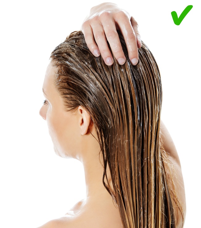 2. Không bao giờ bỏ dầu xả của bạn. Cách làm cho mái tóc của bạn dài và dày hơn trong 30 ngày © Depositphotos.com    Đầu tiên, có một huyền thoại về thời gian giữ dầu xả trên tóc của bạn và chúng tôi phải nói với bạn điều này không đúng. Chống lại niềm tin phổ biến, dầu xả có tác dụng có lợi ngay lập tức trên tóc của bạn. Ngoài ra, nó còn giúp chúng ta tránh khỏi thiệt hại do khăn gây ra bởi việc quấn tóc ướt trong khăn.  Đừng nghĩ rằng dầu xả chỉ dành cho một số loại tóc cụ thể. Đó là phải  duy trì sức khỏe tốt của tất cả các loại tóc . Vì vậy, hãy thoa dầu xả sau mỗi lần gội và để tóc xuống!