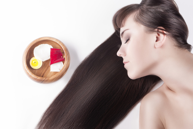 7. Hãy để mái tóc của bạn thở. Cách làm cho mái tóc của bạn dài và dày hơn trong 30 ngày © Depositphotos.com    Lịch trình bận rộn của chúng tôi và thời gian ở ngoài trời buộc chúng tôi phải sử dụng một số thứ trên tóc. Điều này làm cho tóc của chúng ta mệt mỏi và dễ bị hư tổn hơn nhiều. Đầu tiên, nếu nhiệm vụ của bạn là có một mái tóc dài, đừng buộc nó quá chặt. Việc kéo không cần thiết này có thể gây ra sự chia tách và phá vỡ.  Tóc cũng có xu hướng bị nhiễm vi khuẩn có thể dẫn đến mọc tóc kém. Vì vậy, điều quan trọng là để có được phương pháp điều trị kháng khuẩn từ bất cứ lúc nào để cho tóc mọc mà không cần bất kỳ hinderance. Một điều quan trọng khác cần ghi nhớ là che mái tóc của bạn khi đi ra ngoài. Sức nóng của mặt trời có thể gây ra tổn thương xấu cho tóc giống như làn da của bạn.  Vì vậy, đội mũ hoặc bôi kem chống nắng tóc.