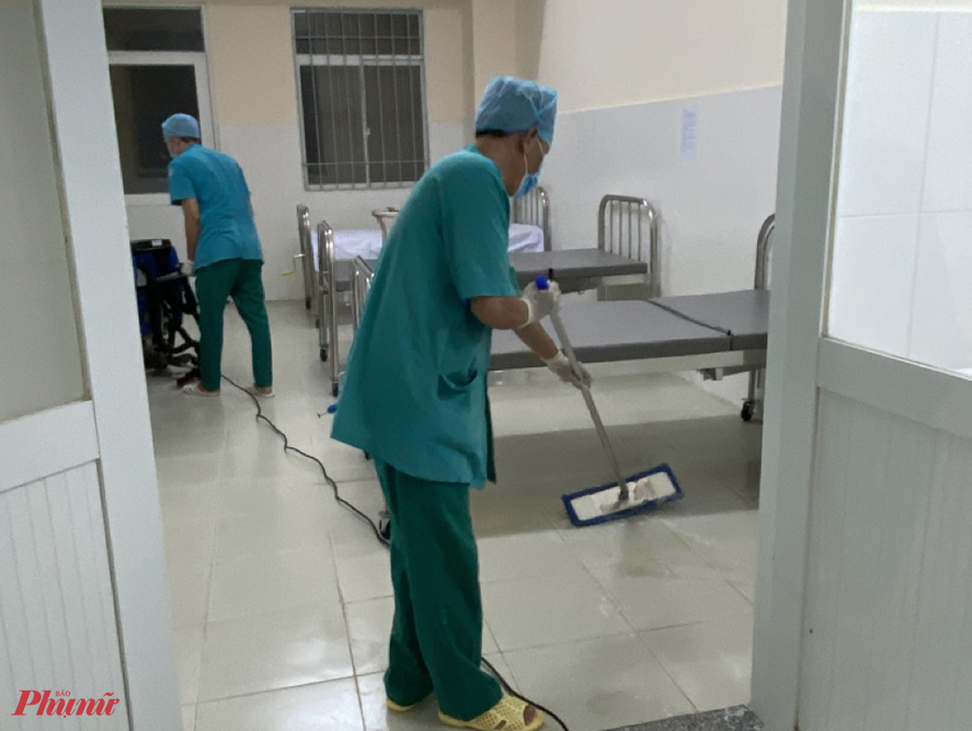 Sau khi bệnh nhân cuối cùng xuất viện, nhân viên y tế tại Bệnh viện Điều trị COVID-19 huyện Cần Giờ vệ sinh, khử trùng các phòng bệnh.