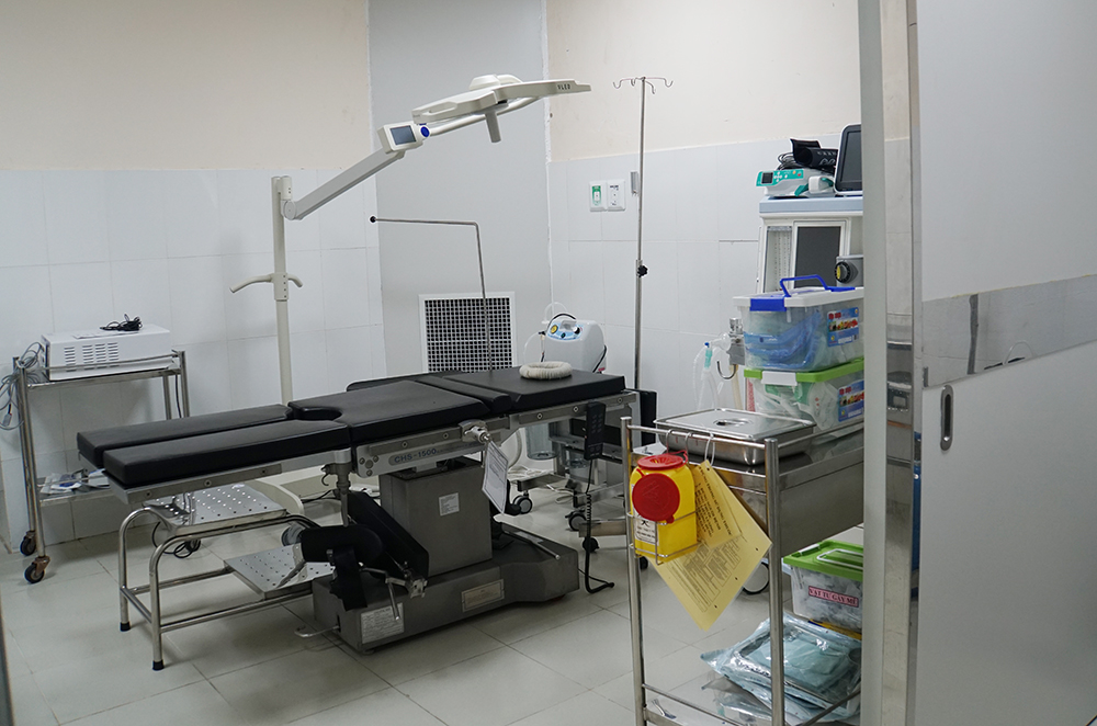 Các trang thiết bị hiện đại được chuyển đến phòng cách ly áp lực âm sẵn sàng đón bệnh nhân mắc COVID-19.