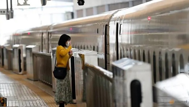 Một người phụ nữ vẫy tay chào người thân trên một chuyến tàu tại sân ga Tokyo hôm 29/4. Nơi đây rất vắng vẻ dù đang là kỳ nghỉ Tuần lễ Vàng.