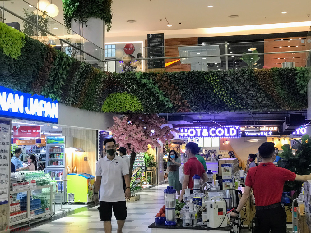 Nhiều khu vực trong trung tâm thương mại Giga mall (Thủ Đức) nhân viên bán hàng, bảo vệ thậm chí còn đông hơn cả khách đến mua hàng