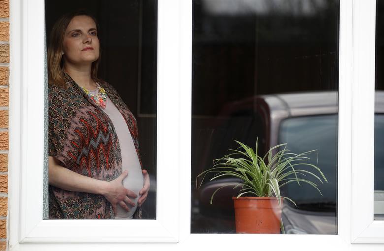 Stephanie Bowers (Manchester, Anh) hiện đang mang thai được 8 tháng. Cô lo lắng trong suốt thời gian qua vì dịch bệnh có thể khiến cô p[hải vượt cạn một mình mà không có ông xã bện cạnh.