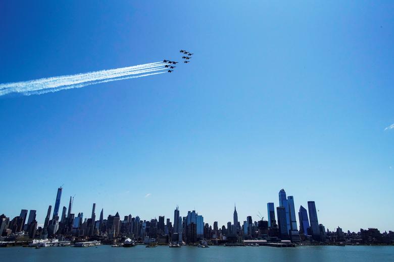 Phi đội trình diễn trên không của Không quân Hoa Kỳ vừa thực hiện một chuyến bay trên bầu trời New York hôm 28/4 như một phần của tour America Strong (tạm dịch Sức mạnh của Mỹ, đi vòng quanh nhiều thành phố của xứ sở cờ hoa) để vinh danh, cảm ơn những người tham gia tuyến đầu chống dịch COVID-19.