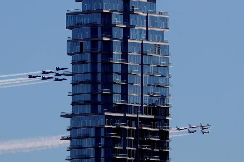 Phi đội trình diễn của Hải quân Mỹ và Không quân Mỹ bay ngang qua một toà nhà cao tầng ở New York.