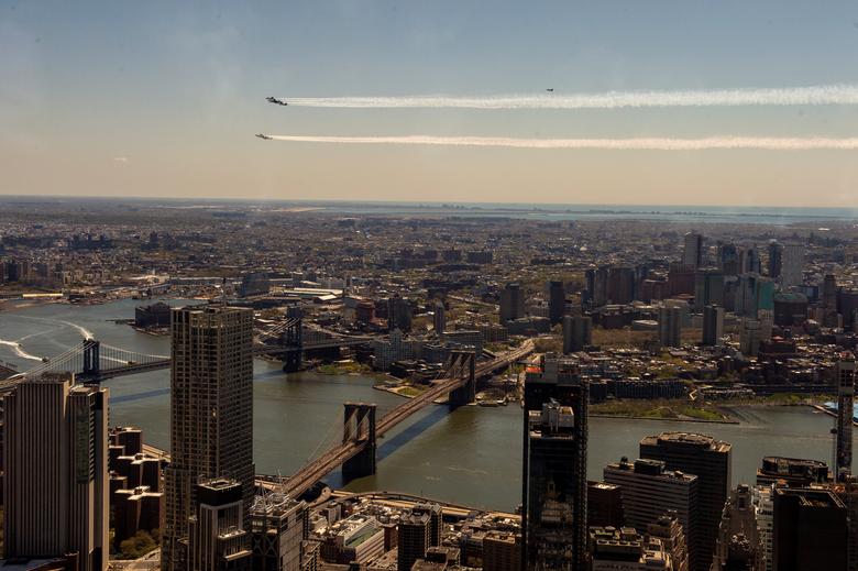 Đường di chuyển của các phi đội trình diễn tạo nên những hình ảnh đẹp mắt trên bầu trời New York.