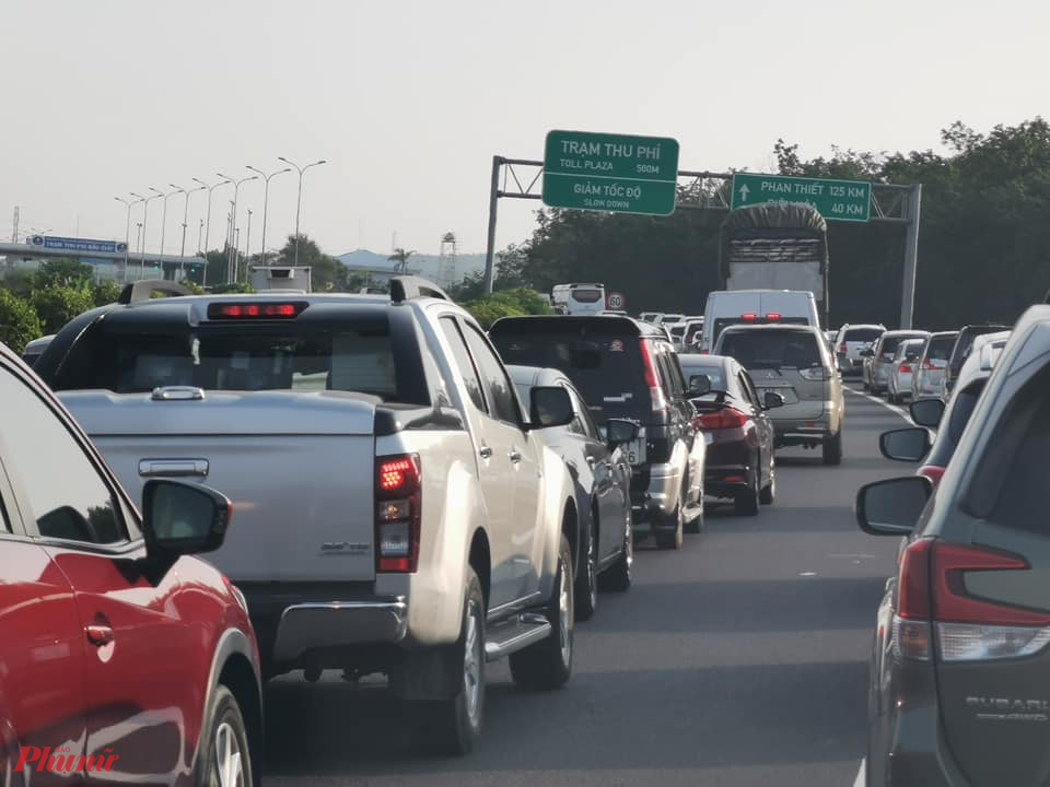Hình ảnh, hàng nghìn phương tiện nối đuôi nhau nhích từng mét trên tuyến đường cao tốc cửa ngõ phía Đông TP.HCM