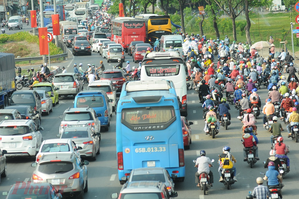 Hàng nghìn phương tiện nối đuôi, di chuyển rất khó khăn