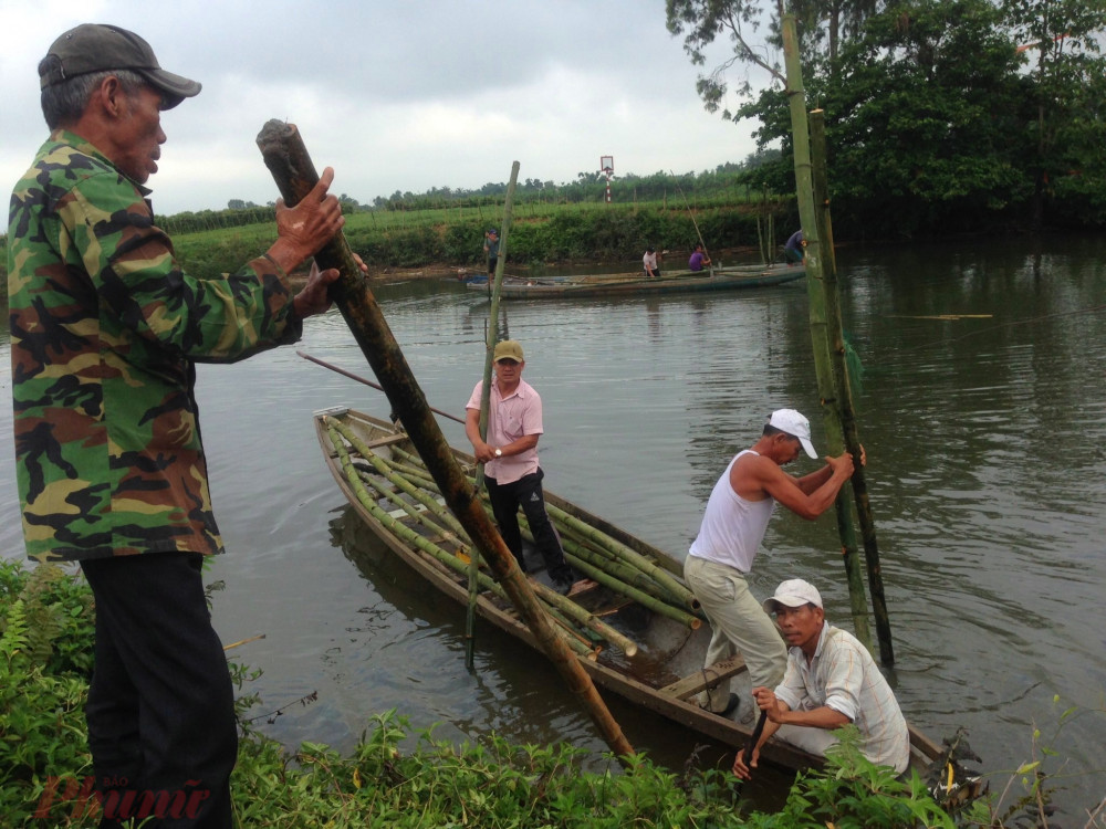 Rồi sau đó dùng thuyền nhôm bơi ra giữa sông chôn sông dưới lòng sông Bồ để làm trụ cầu