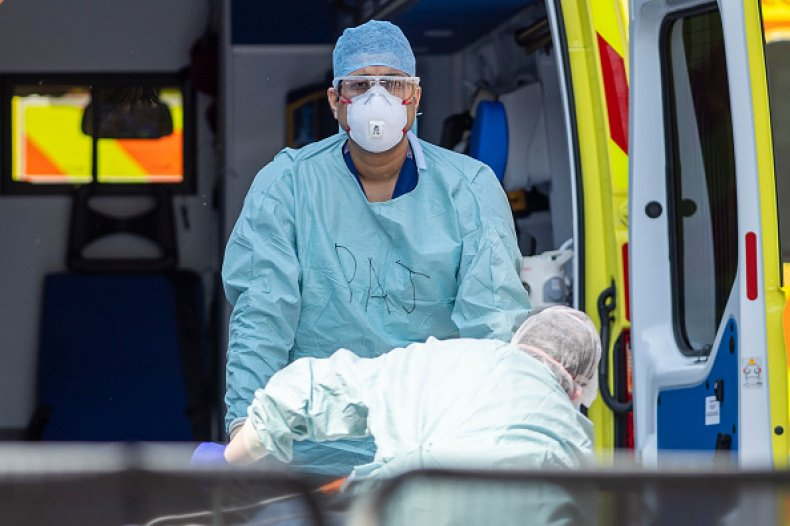 Nhân viên Y tế công cộng dùng xe cứu thương chuyển bệnh nhân đến Bệnh viện St Thomas ở London - Ảnh: Getty Images